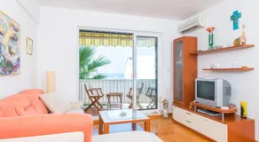 Orange apartment overlooking the sea - Image 2