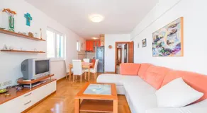 Orange apartment overlooking the sea - Image 5