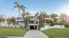 Walk to the beach, Sunshine Beach - Image 3