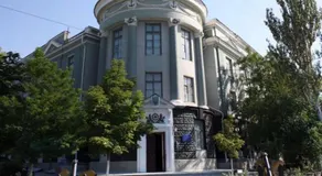 Red Apartment 2019 Very Centre - Image 5