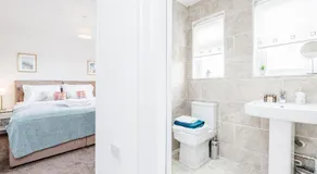*CONTRACTOR *VACATION HOME* -THURROCK OCKENDON - Image 3