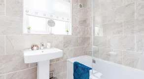 *CONTRACTOR *VACATION HOME* -THURROCK OCKENDON - Image 4