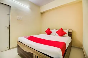 Hotel Sai Shraddha by OYO Rooms - Image 4