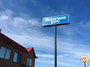 Days Inn by Wyndham Thomson - Image 4
