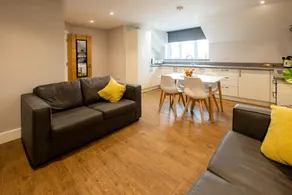 Spacious Contractor House for Large Groups- Up to 4 Private Parking by Ideyfine Apartments - Image 4
