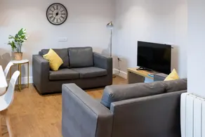 Spacious Contractor House for Large Groups- Up to 4 Private Parking by Ideyfine Apartments - Image 5