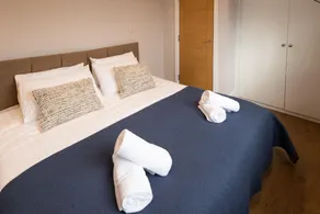 Spacious Contractor House for Large Groups- Up to 4 Private Parking by Ideyfine Apartments - Image 3