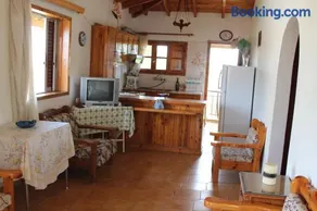 Panos Seaside Apartment - Image 2