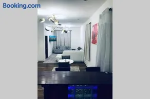 Chic Comfy Apartment 10 min from Down-Town Chicago - Image 3