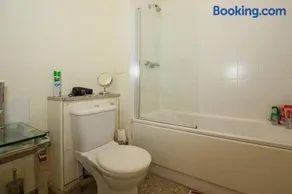 Central Mill Flat Sleeps 4 Free Parking - Image 2
