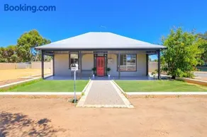 Executive Cottage Must pay on arrival or call ahead wifi TV only - Image 2