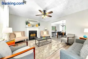 Good Karma Rentals - Comfy Convenient 1 mile to I-75 Sleeps 12 - Image 3