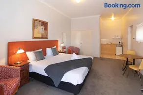 MR Holiday Suite 28 - Image 2