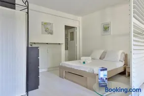 Design flat with private garden close to the Palace of Versailles Welkeys - Image 2