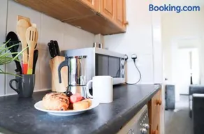 Glasgow- Bright 3bed Flat, Free Street Parking - Image 3