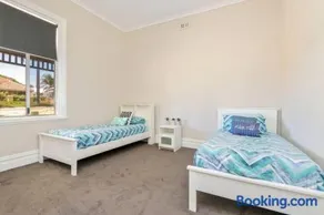 Executive Cottage Must pay on arrival or call ahead wifi TV only - Image 3