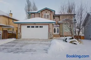 Lovely 5 Bedroom House near Lake Chestermere - Image 2