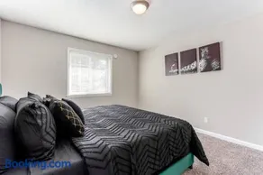 The Great Escape Atlanta with King Bed Suite - Image 3