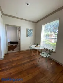 Bright & Modern Galleria Suite! 5 Star Location, Self Check In & Free Parking - Image 3
