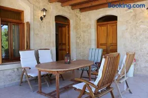 Historical stone house - Image 2