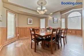 Lovely 5 Bedroom House near Lake Chestermere - Image 3