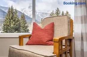 3 Bedroom Mountain Retreat New full-renovation Near Banff Canmore Sleeps 8 Sanitizing Protocols NEWL - Image 2