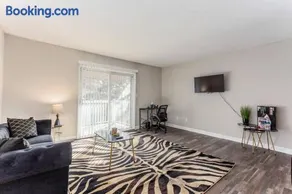 The Great Escape Atlanta with King Bed Suite - Image 4