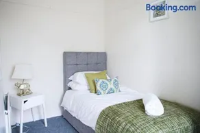 Glasgow- Bright 3bed Flat, Free Street Parking - Image 4