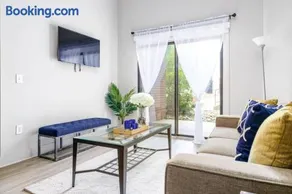 Upscale Downtown Midtown Apartment - Image 3