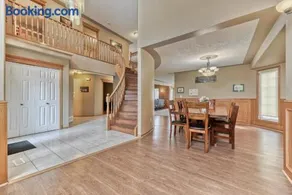Lovely 5 Bedroom House near Lake Chestermere - Image 4