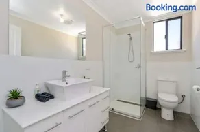 Executive Cottage Must pay on arrival or call ahead wifi TV only - Image 4