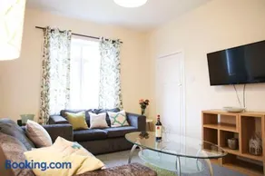 Glasgow- Bright 3bed Flat, Free Street Parking - Image 5