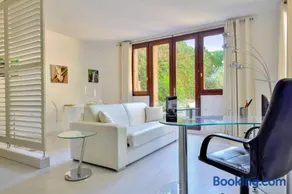 Design flat with private garden close to the Palace of Versailles Welkeys - Image 4