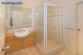 MR Holiday Suite 28 - Image 3