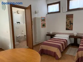 Casetta azzurra in corte medioevale - Image 5