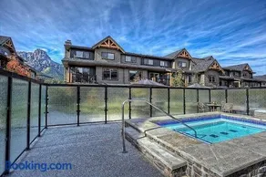 3 Bedroom Mountain Retreat New full-renovation Near Banff Canmore Sleeps 8 Sanitizing Protocols NEWL - Image 4
