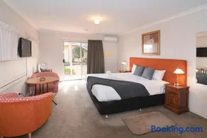 MR Holiday Suite 28 - Image 4