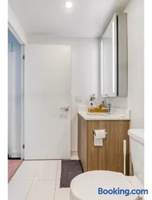 Modern Condo On York - Image 4
