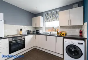 Large flat near BAE & Ribby Hall Free Parking WiFi - Image 3