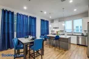 The GoodHouse/Downtown/Sleeps12/RoofTop/ArcadeGameroom - Image 5