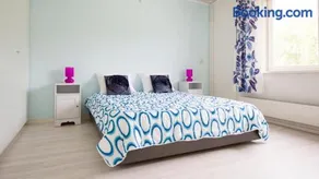 Lovely home, 3 bedrooms, WiFi, private parking - Image 4