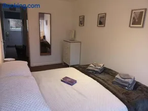 Spacious modern one Bed apartment, town centre with parking - Image 3