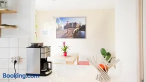 Lovely home, 3 bedrooms, WiFi, private parking - Image 2