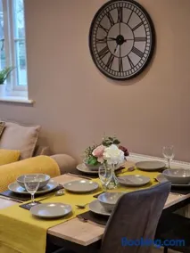 Entire Central 2 Bedroom Apartment (With Parking) - Image 2