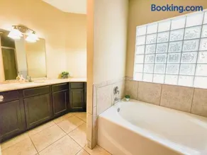 SPACIOUS 2-STORY HOME in GATED COMMUNITY - FREE PARKING - DOWNTOWN CHINATOWN - Image 4