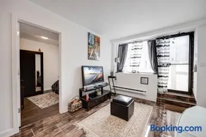 Bright Parkdale Court - Little Portugal w/ Free Parking - Image 3