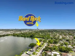 Cheerful 2 Bedroom Lakehouse Home Woffice Space - Image 2