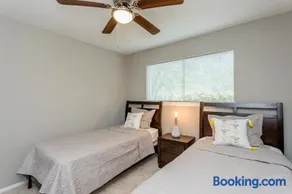 The Red Door Sunflower - Updated Home in Houston - Image 3