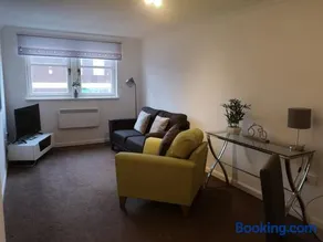 Spacious modern one Bed apartment, town centre with parking - Image 4