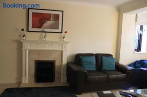 Burghfield - Beautiful Split Level 4 Bedroom House - Image 4